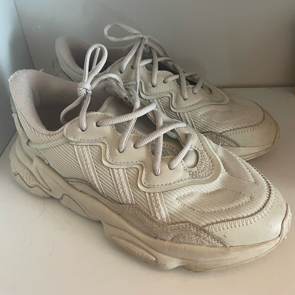 Adidas oozweego’s women’s size 6